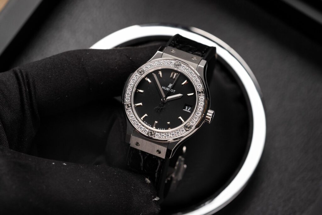 Hublot 1:1 Replica 33mm (HB Factory) Black Dial with Diamonds Bezel – Super Clone